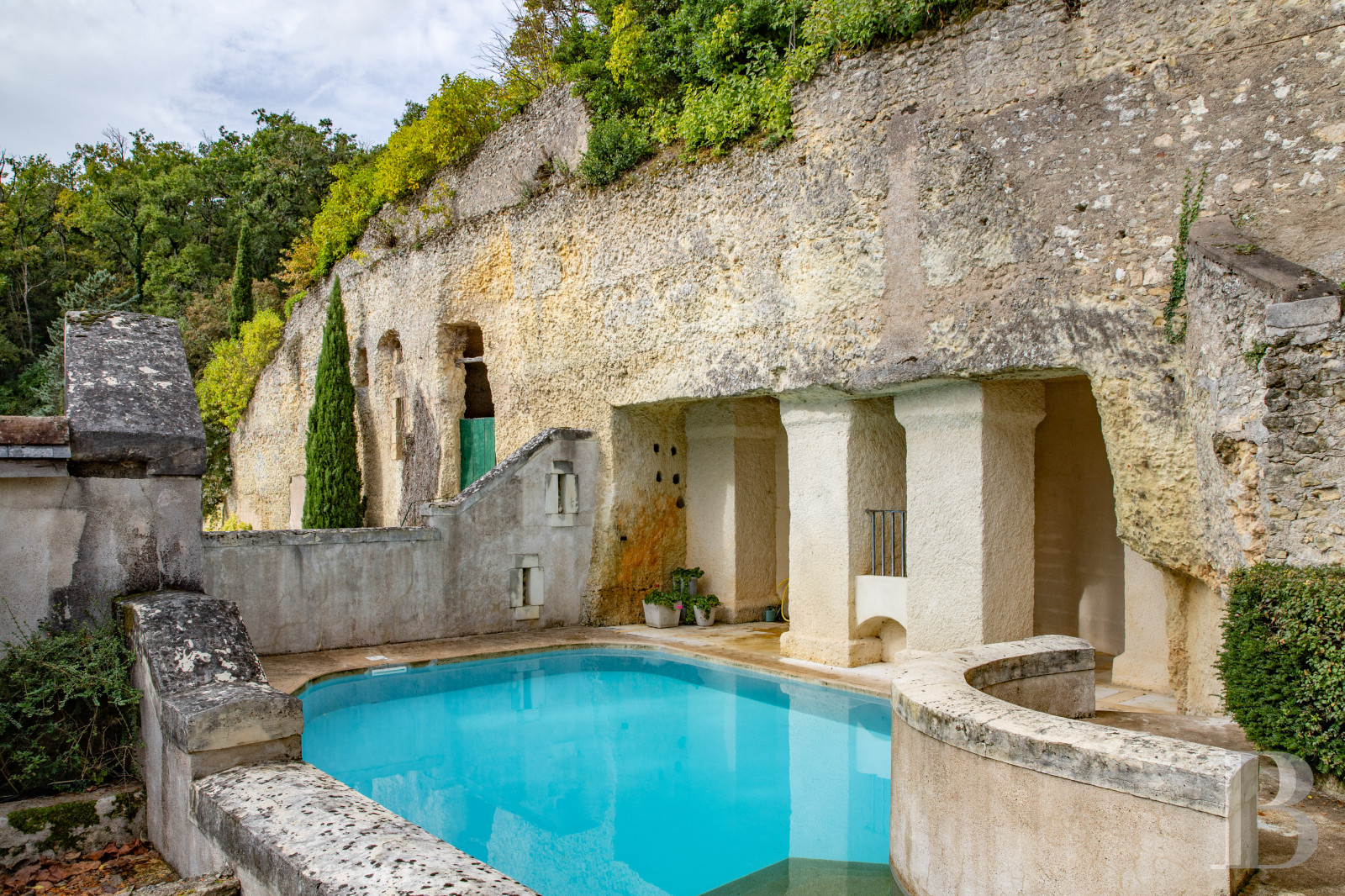 En Indre-et-Loire, sur les hauteurs d’un village, près d’Amboise, un château et son hameau en bordure de forêt - photo  n°6